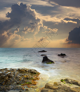 夕阳下的海石图片