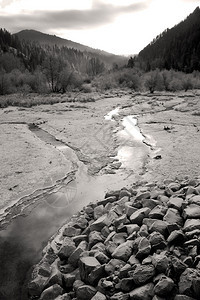 一条从山上流下来的小溪流的黑白图像图片