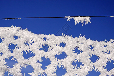 冬天有白霜的铁丝网围栏MaschendrahtzaunmitRauhreifim图片