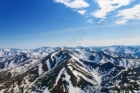 Hidhtly和积雪的山在蓝天下图片