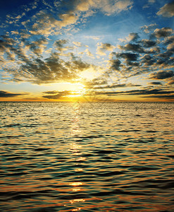 海上壮观的日落图片