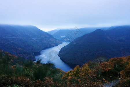 与河流和蓝天的风景图片