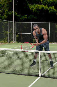一个英俊的年轻黑人打网球的图片