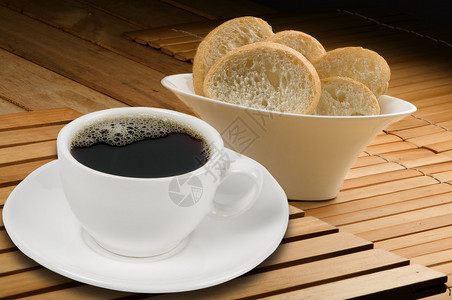 带面包的白咖啡杯图片