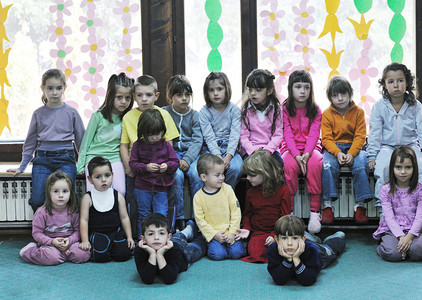快乐的儿童小组与老师一起在幼儿园室内学前教育理念图片