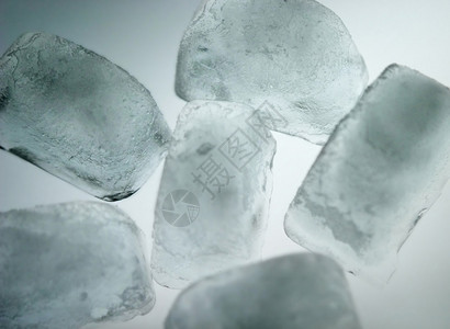 冰箱中的冰雪立方体图片