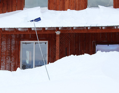 在屋顶上雪图片