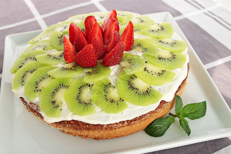 奶油蛋糕猕猴桃和草莓图片