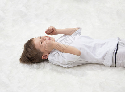 儿童瑜伽睡前瑜伽图片