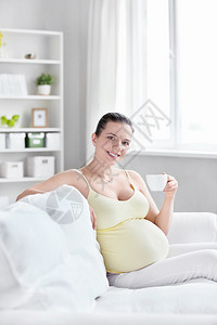 有杯子的怀孕的女孩图片