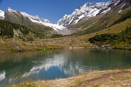 在瑞士山的湖反射图片