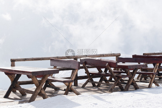 冬天在山上云层下的桌子和椅子图片
