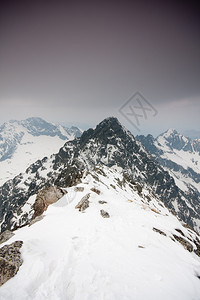 高塔特拉山与白雪皑的山峰图片