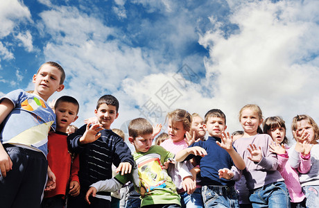 快乐的儿童小组与老师一起在幼儿园室内学前教育理念图片
