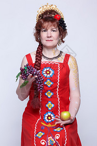 穿着俄罗斯传统着装的带有水果的萨拉凡图片