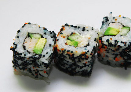白色背景上的寿司图片