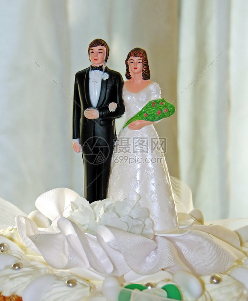 新郎和结婚蛋糕图片