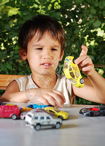 儿童在夏季户外玩汽车玩图片