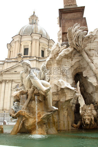 纳沃广场的四河喷泉被雪覆盖这在罗马是非图片