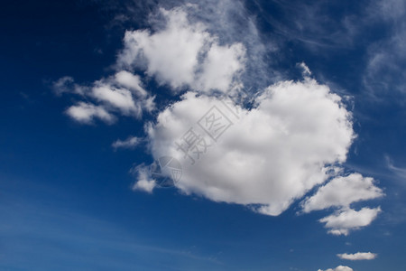 天空云上的心图片
