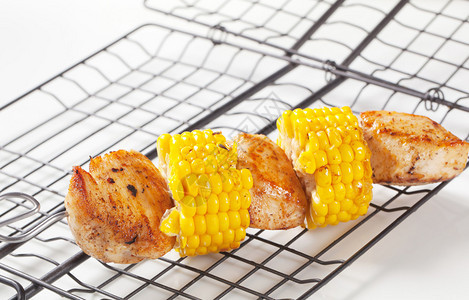 烤架上的鸡肉和玉米串图片