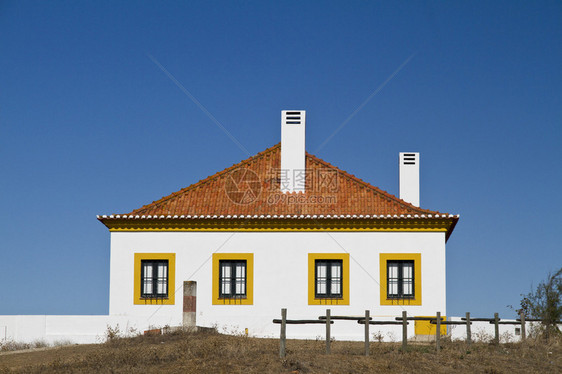 葡萄牙Algarve地区有一座带有粘土瓷砖屋顶和烟囱房的图片
