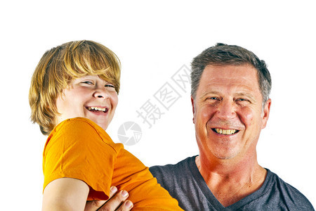 父亲和快乐的儿子拥抱图片