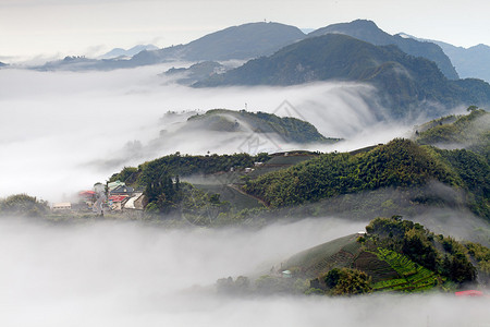 山云雾在早晨背景图片