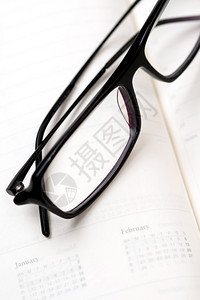 眼镜和纸日历图片
