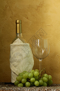 酒瓶玻璃和绿葡萄的永生图片