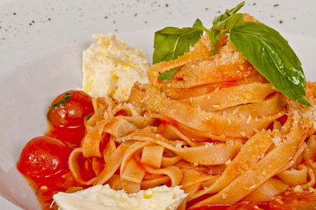 加樱桃番茄和莫扎里拉的意大利面粉图片