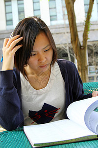 在大学习的亚裔女孩图片