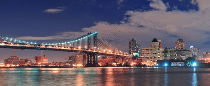 晚上在纽约市曼哈顿东河上空的曼哈顿大桥全景图片