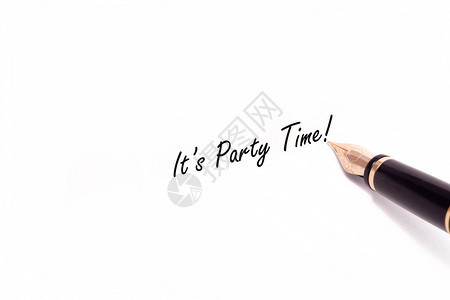 一张用黑色墨水书写派对时间的钢笔照片笔和墨水在白色图片