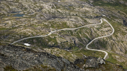 山中危险的蜿蜒道路图片