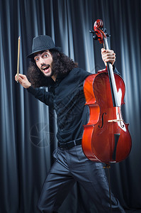 拉大提琴的男人图片