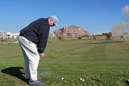 一名高尔夫球手在亚利桑那州塞多纳附近一个美丽的高尔夫球场的图片