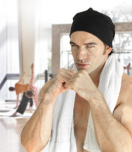 健身房内一位肌肉发达的男健身模型的肖像图片