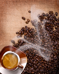 一杯热咖啡加咖啡豆图片