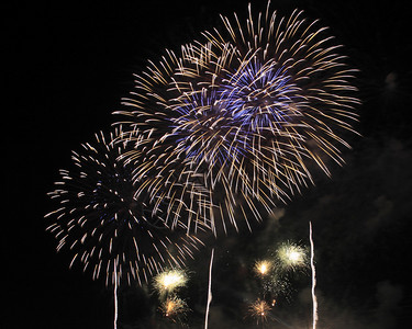 日本传统烟花对抗日内夜空的图片