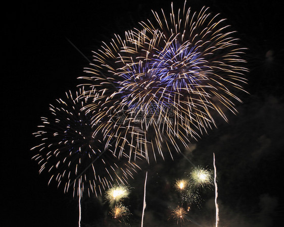 日本传统烟花对抗日内夜空的图片