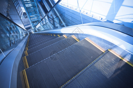 上海地铁站的自动扶梯高清图片