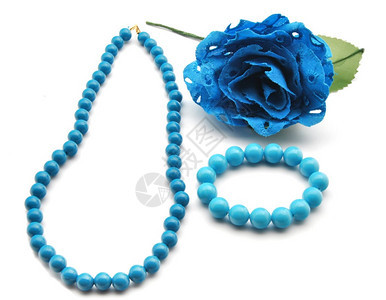 白色背景包围的手链和蓝色花朵图片