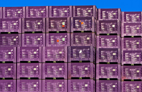 堆叠的紫色储物盒背景图片