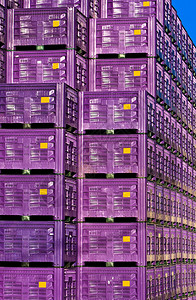 堆叠的紫色储物盒背景图片