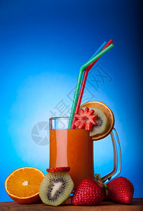 杯子加橙汁装饰着草莓还有橘子和k图片