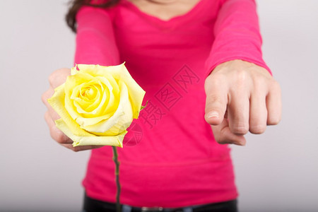 手里拿着一朵花的女人细节图片
