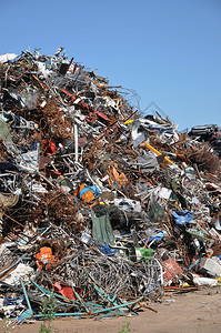 废金属准备好回收与蓝天图片