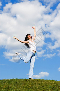 富有表现力的年轻女子正在跳跃图片