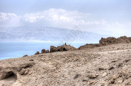 以色列旅游业死海附近的石头沙漠地貌图片